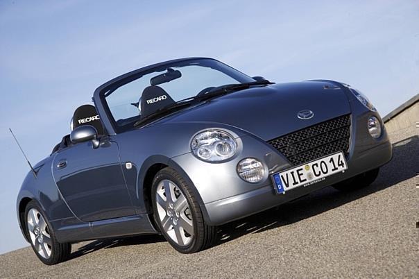 Das Copen-Abschiedsmodell mit 1,3-Liter-Vierzylindermotor mit 87 PS in exklusiver Perleffektlackierung in den Farben Stahlgrau, Silber und Dunkelgrün. Preis: 18.900 Euro. Foto: Daihatsu